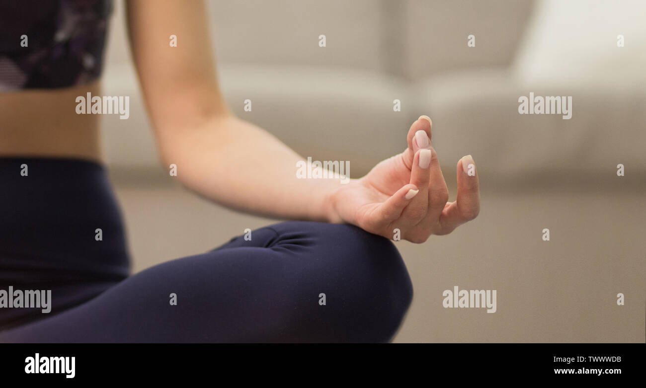 Yogi donna pratica lo yoga, seduto in Padmasana, Primo Piano Foto Stock