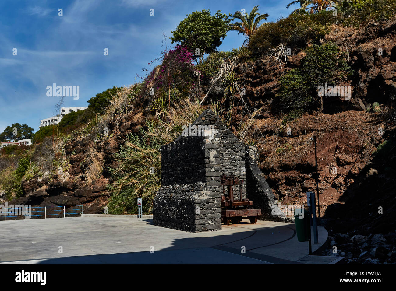 Rimane storico di Cais do Carvão bunker di carbone lungo il Frente Mar a Funchal, Madeira, Portogallo, Unione Europea Foto Stock