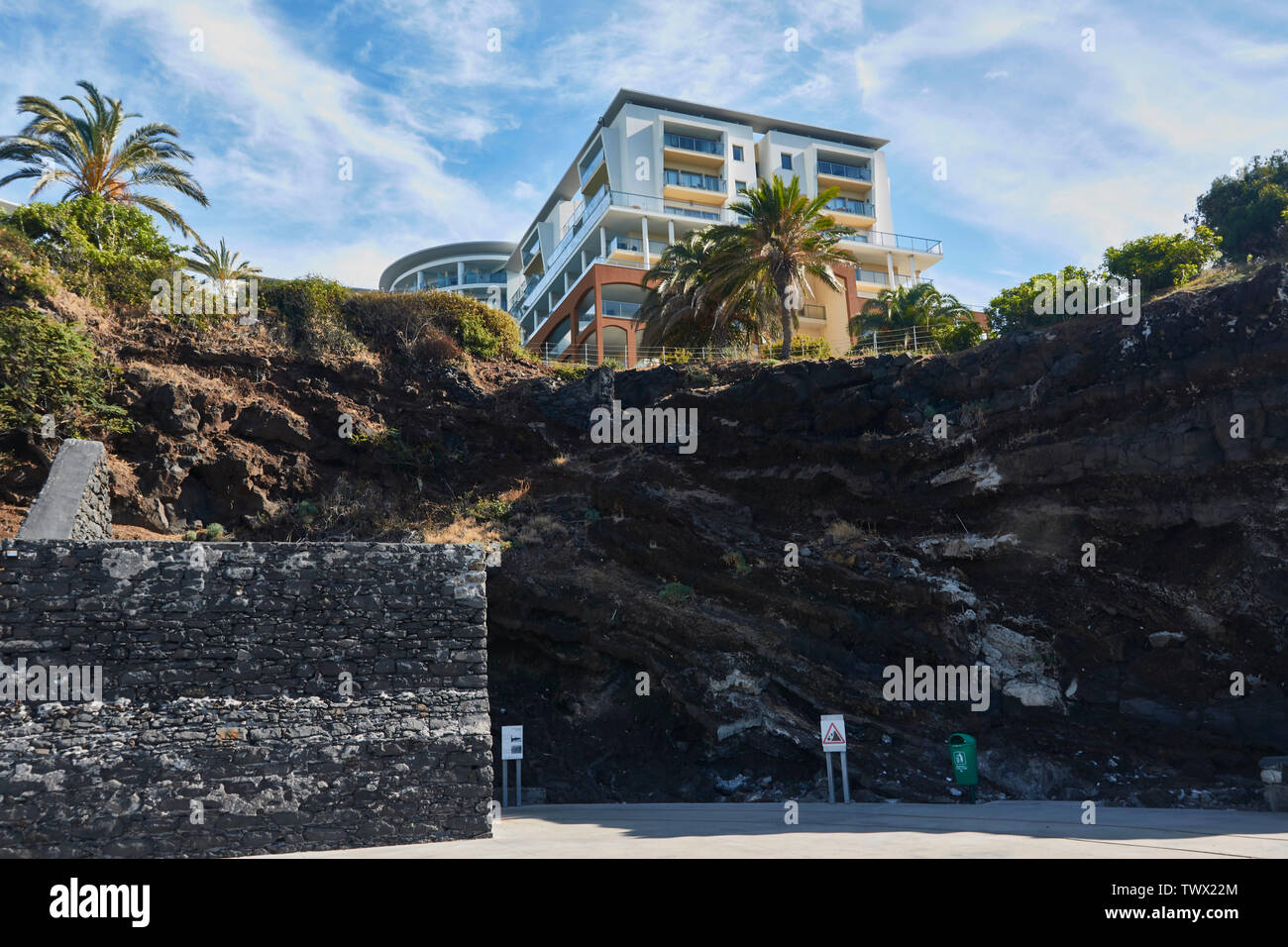 Rimane storico di Cais do Carvão bunker di carbone lungo il Frente Mar a Funchal, Madeira, Portogallo, Unione Europea Foto Stock