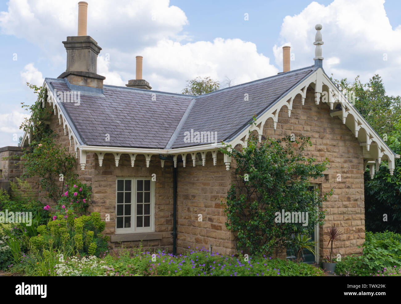 SHEFFIELD, Regno Unito - 22 giugno 2019: un piccolo idilliaco house si trova all'interno dei giardini botanici, presa su un luminoso giorno di sole in estate Foto Stock