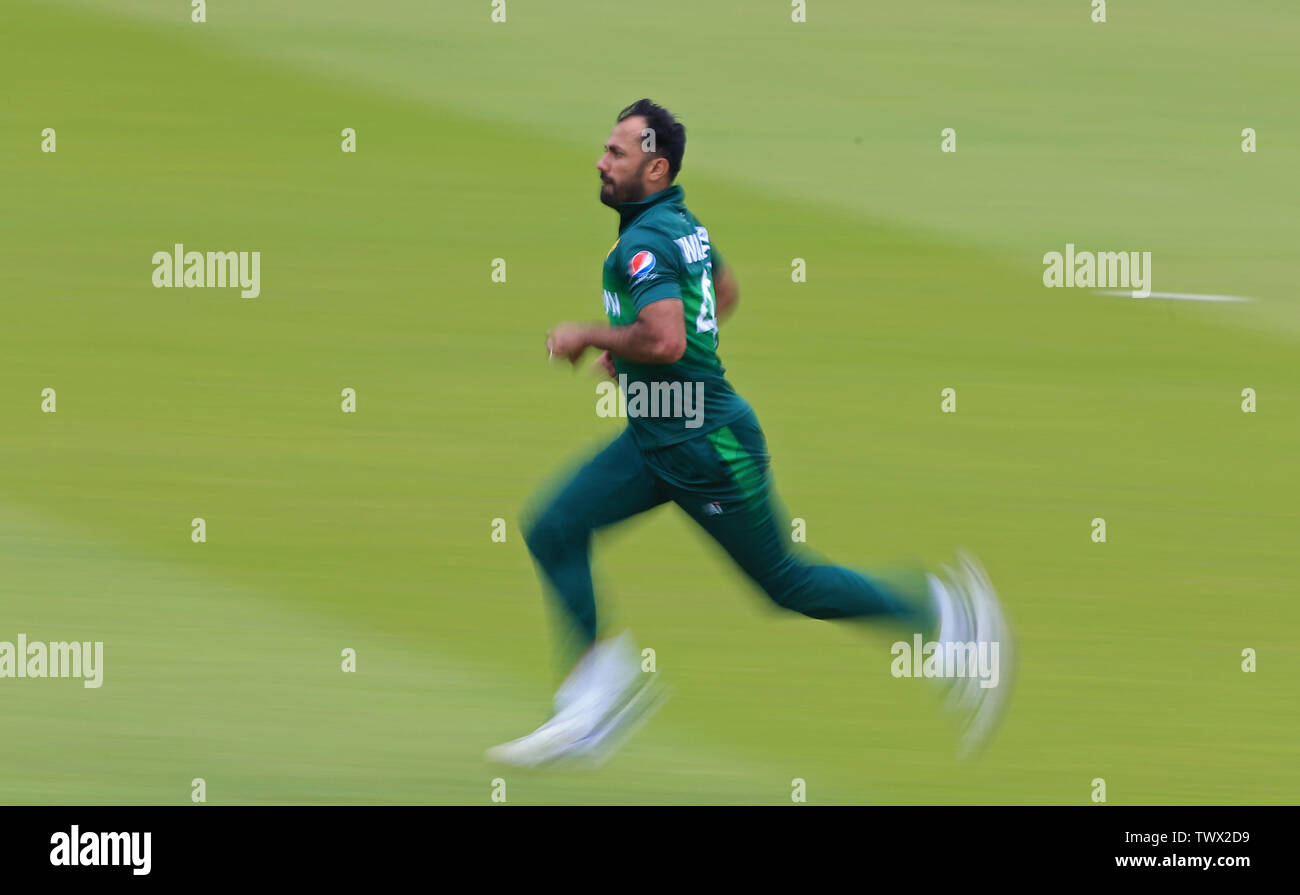 Londra, Inghilterra. 23 giugno 2019: un otturatore lento colpo di Wahab Riaz del Pakistan in esecuzione al recipiente durante il Pakistan v Sud Africa, ICC Cricket World Cup Match, al Lords, Londra, Inghilterra. Foto Stock