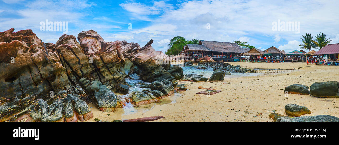 Godetevi lo splendido litorale di sabbia dorata e insolita rocce colorate su Khai Nai, isola di Phuket, Tailandia Foto Stock