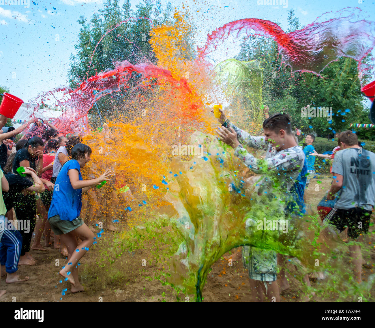 Odesa rgn. Ucraina, 7 Agosto 2018: ragazzi a schizzi di acqua colorata al Summer Camp Foto Stock