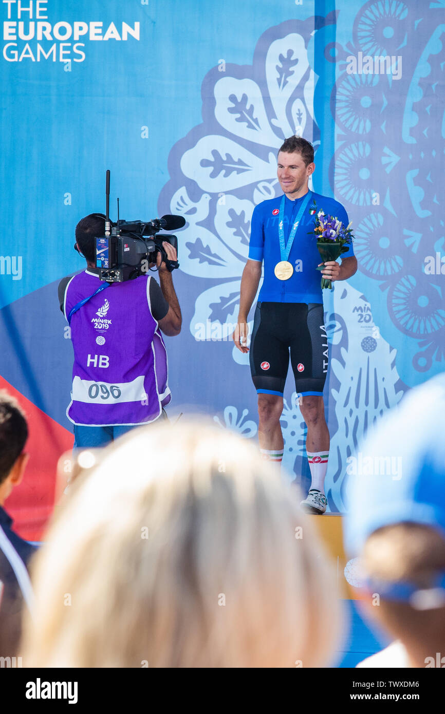 Minsk, Bielorussia - 23 giu 2019. Le competizioni ciclistiche del 2019 2nd European Games a Minsk, uomini la gara su strada. Gruppo gara ciclistica per 180 km attraverso Foto Stock