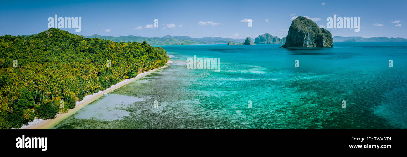 Drone panoramica vista aerea di paesaggi costieri dalla terraferma Palawan con Pinagbuyutan tropicali isole sull orizzonte. El Nido-Philippines. Migliori Foto Stock