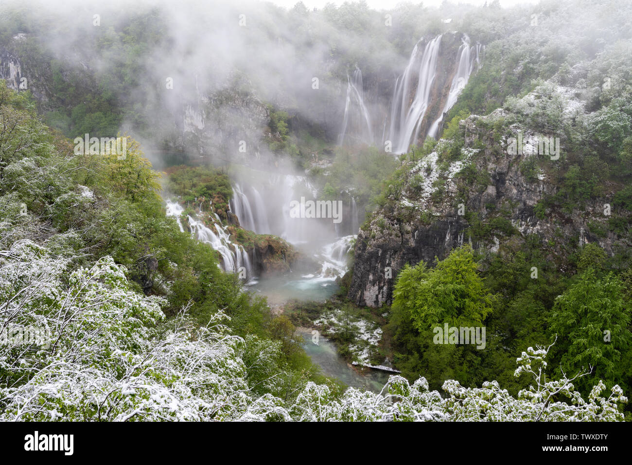 Neve rara in primavera (maggio), il Parco Nazionale dei Laghi di Plitvice, Croazia Foto Stock