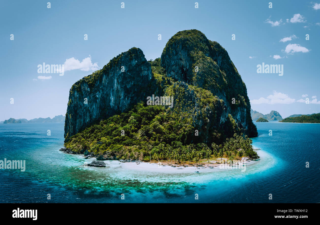 Antenna impressionante drone immagine panoramica di Pinagbuyutan tropicale isola, piccole carino ipil spiaggia circondata da blu azzurro Oceano. El Nido, Palawan Foto Stock