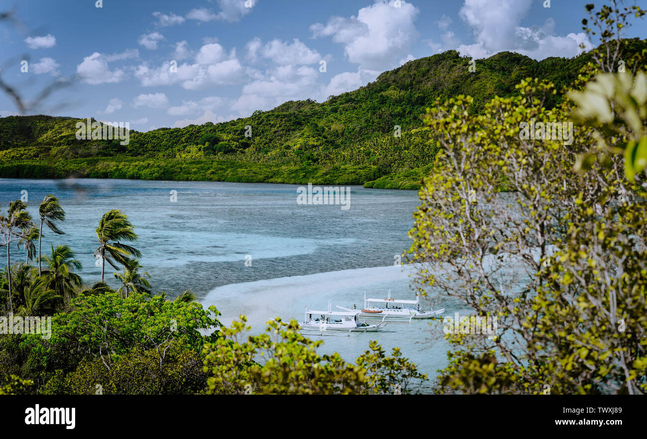 Bellissima vista di un serpente tropicale isola. Sandbar e ormeggiate imbarcazioni turistiche. El Nido, PALAWAN FILIPPINE Foto Stock
