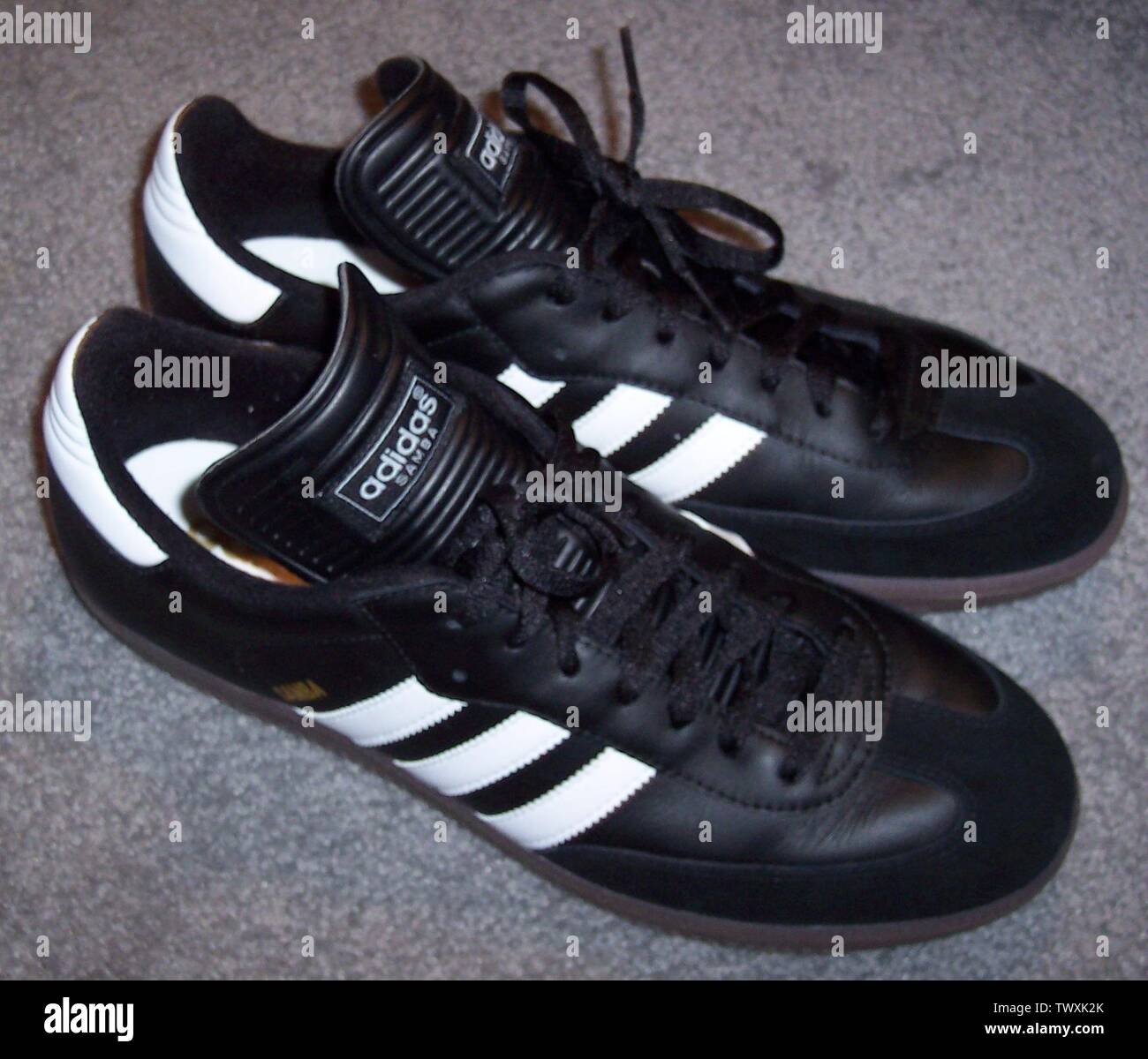 Adidas Samba sneakers, Original branch; 23 gennaio 2007 (data di  caricamento originale); Trasferito da en.pedia; l'upload Originale era  Joebengo a en.pedia Foto stock - Alamy