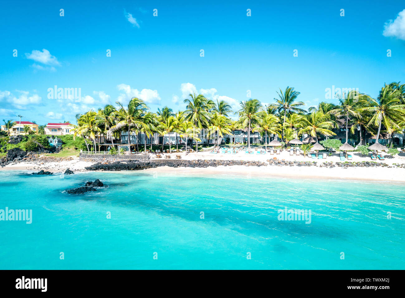 Antenna fuco vista sul resort di lusso e la fascia costiera a Belle Mare sulla spiaggia di Isola Mauritius. Tonica immagine. Foto Stock