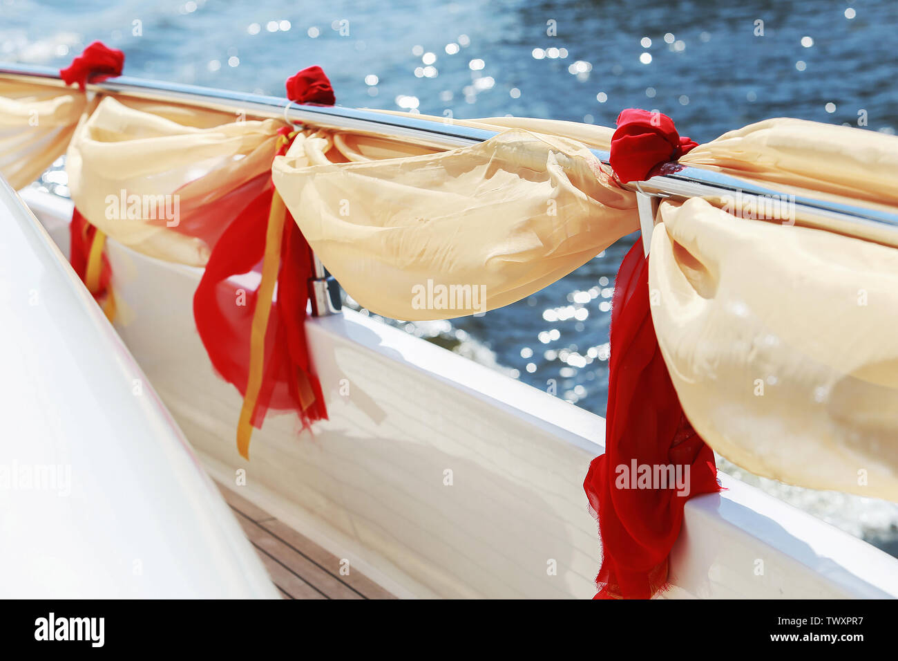 Il beige e tessuto rosso sulla rampa - bellissima! Yacht di decorazioni per matrimoni. Mosca giornata di sole ! I riflessi del sole sull'acqua. Sensazioni di felicità Foto Stock