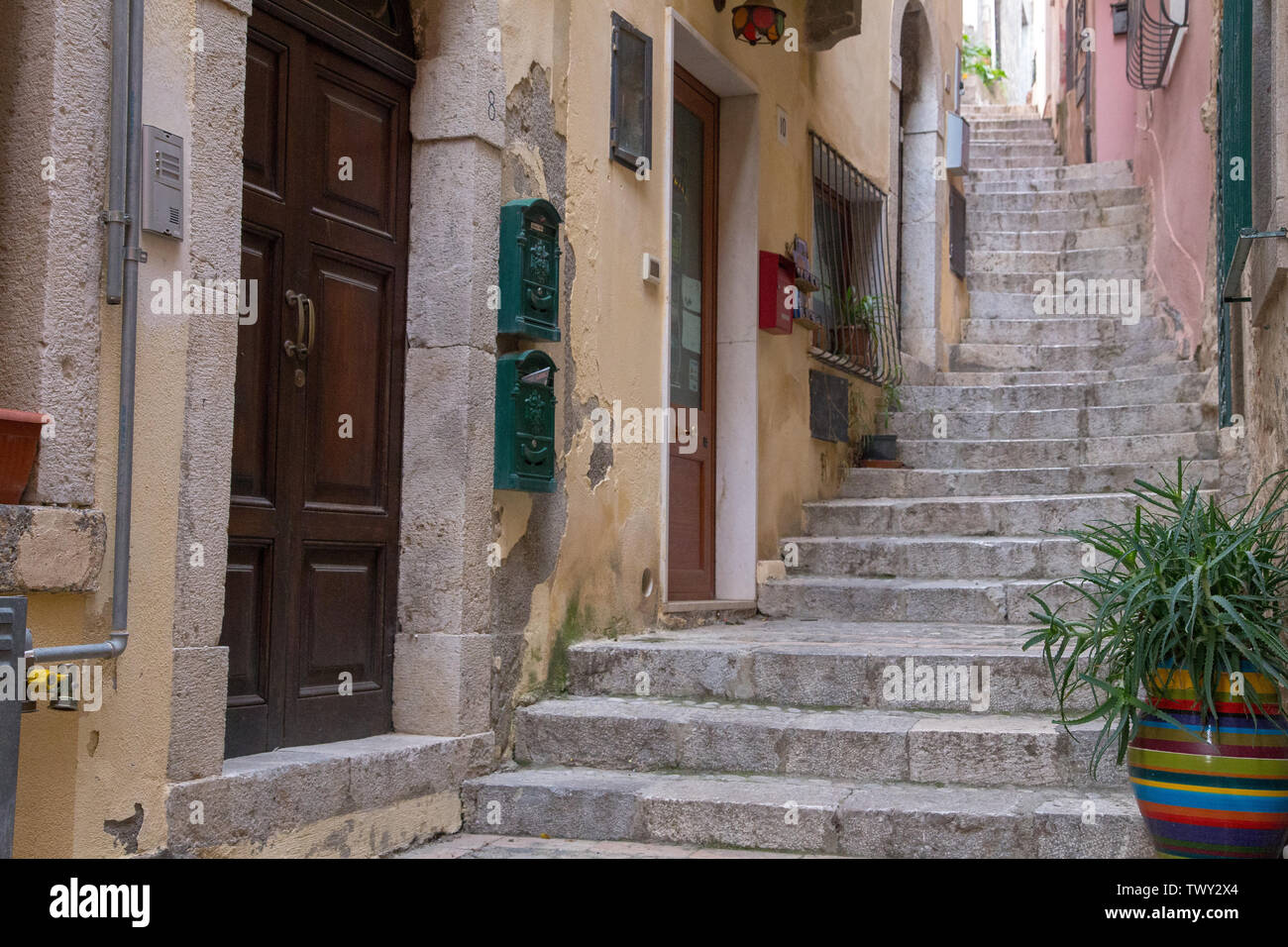 Taormina, Italia - 17 Marzo 2018: tipico di strade e di case della città. Foto Stock