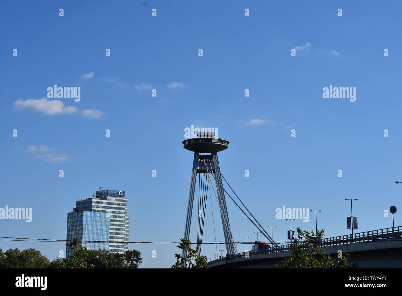 Foto panoramica la messa a fuoco con il Flying Saucer UFO in Bratislava Slovacchia Foto Stock