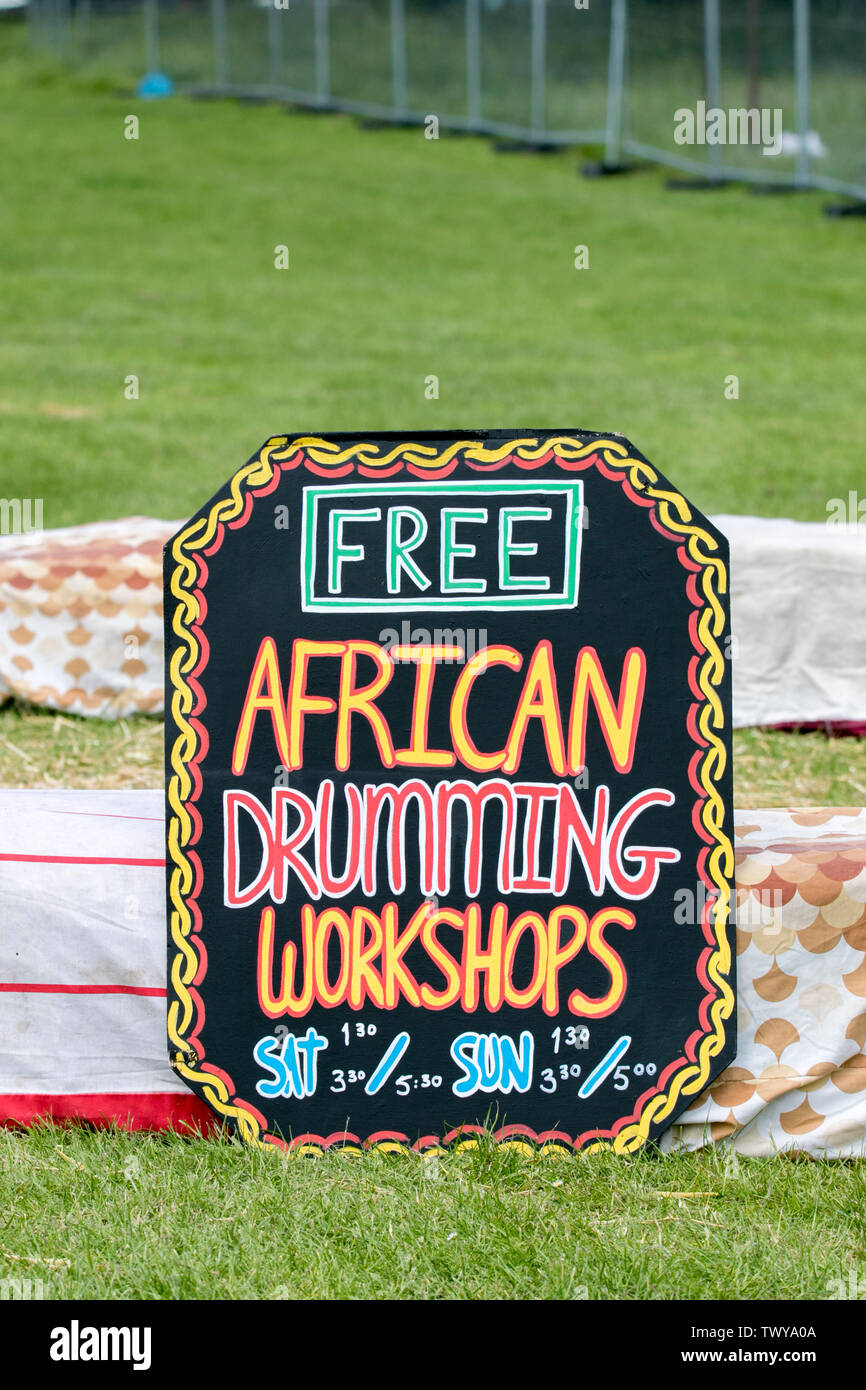 Libera i tamburi africani lezioni workshop, segno fatti a mano in Africa Oye, Liverpool, Regno Unito Foto Stock