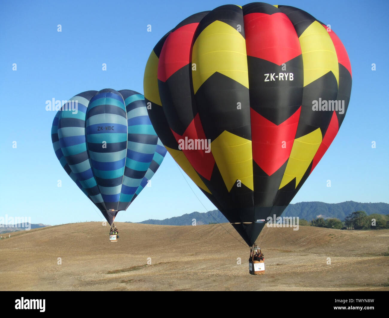 Due i palloni ad aria calda closeup e colorata floating appena al di sopra del terreno. Foto Stock