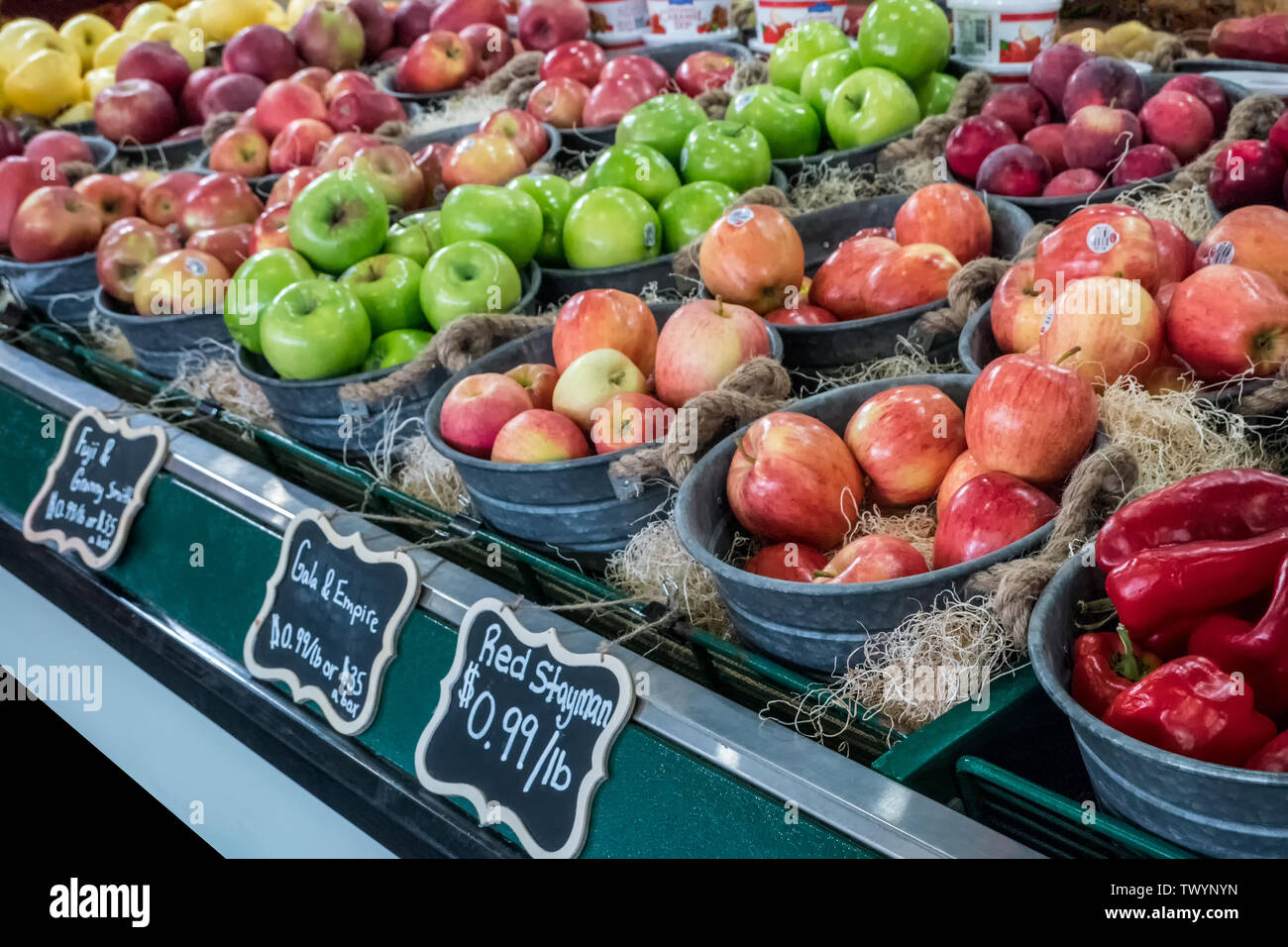 Wenatchee, Washington, Stati Uniti d'America. Espositore refrigerato di fresco raccolti cresciuti localmente le mele per vendita a produrre stand. Foto Stock