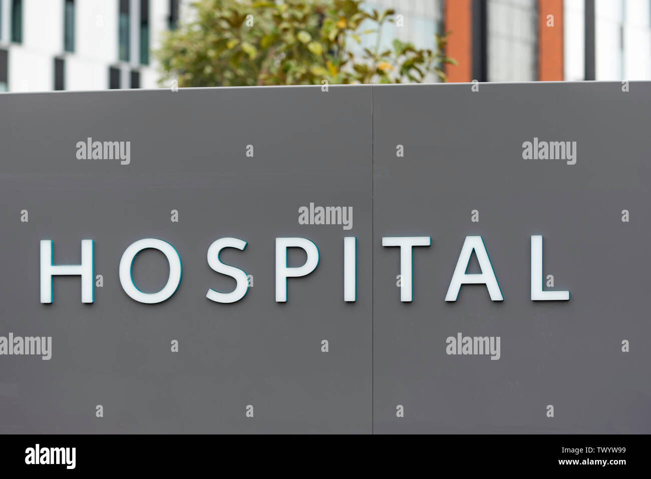 La parola scritta in ospedale in bianco le lettere maiuscole su sfondo grigio Foto Stock
