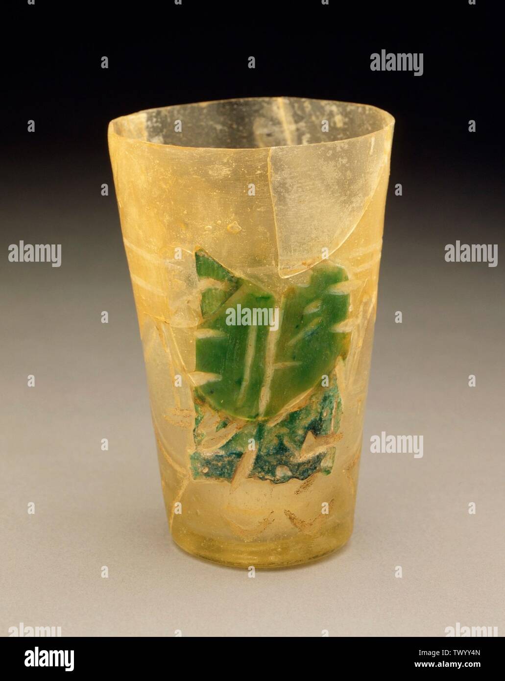 Bicchiere (immagine 1 di 2); Iran, Arredamento 9th-10th secolo; vetro Serviceware, soffiato, con decorazione applicata e cameo-tagliato 4 3/8 x 2 15/16 in. (11,1 x 7,5 cm) dono di Varya e Hans Cohn (M.88.129.155) Arte Islamica; 9th-10th secolo; Foto Stock