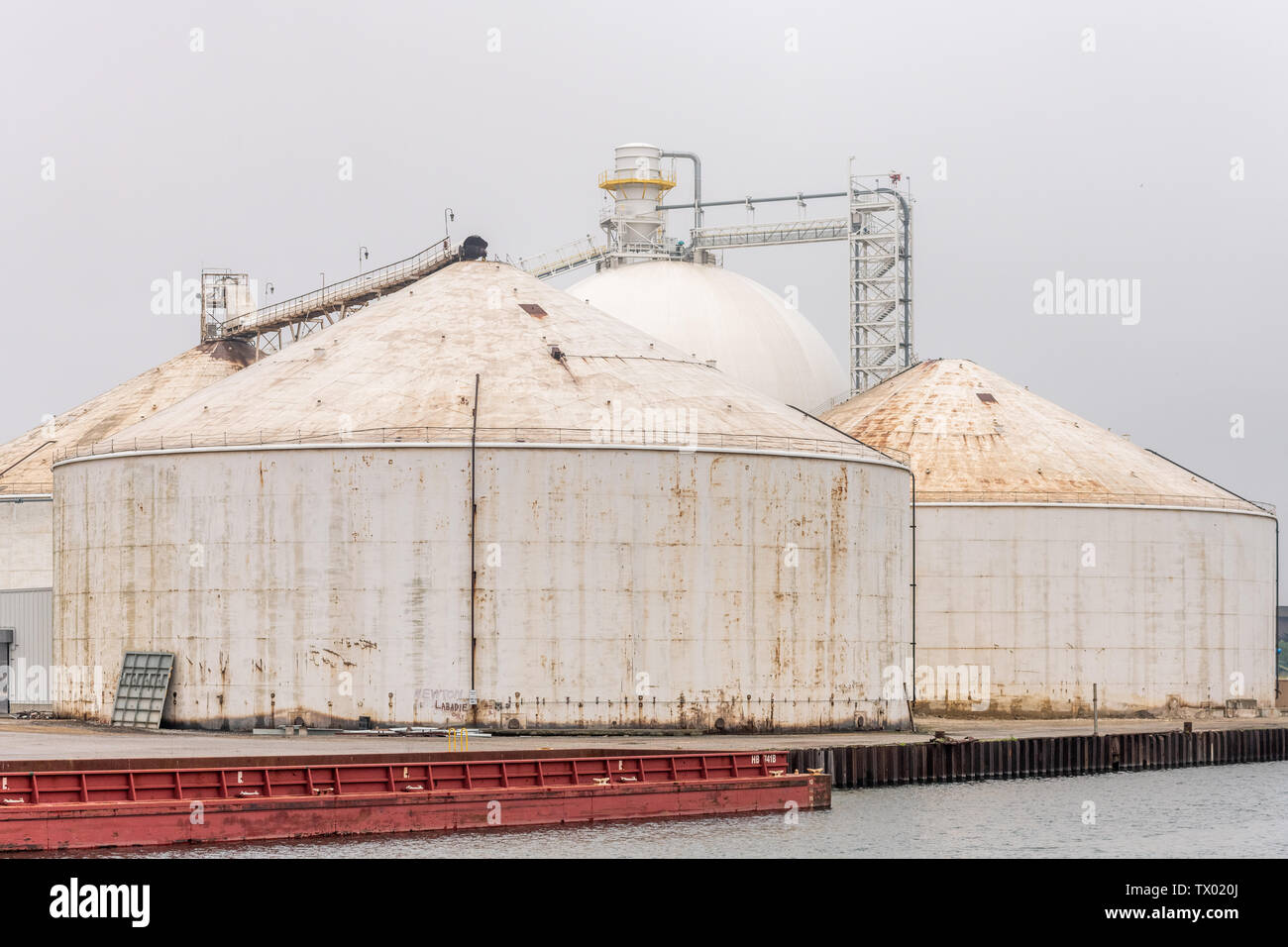 Materiale struttura di storage sul Calumet River Foto Stock