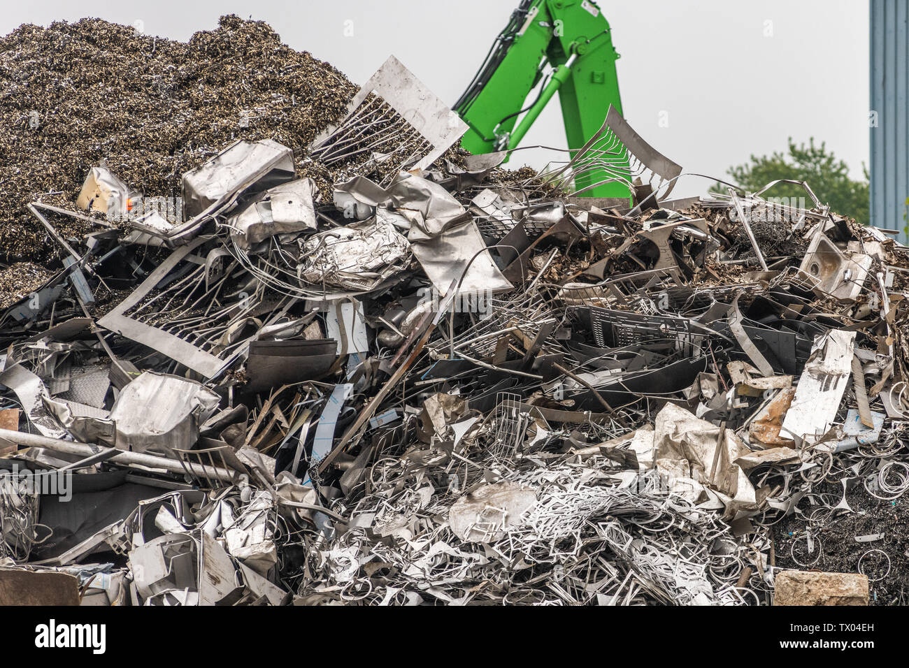 Mucchio di rottami di metallo a metallo impianto di riciclaggio Foto Stock