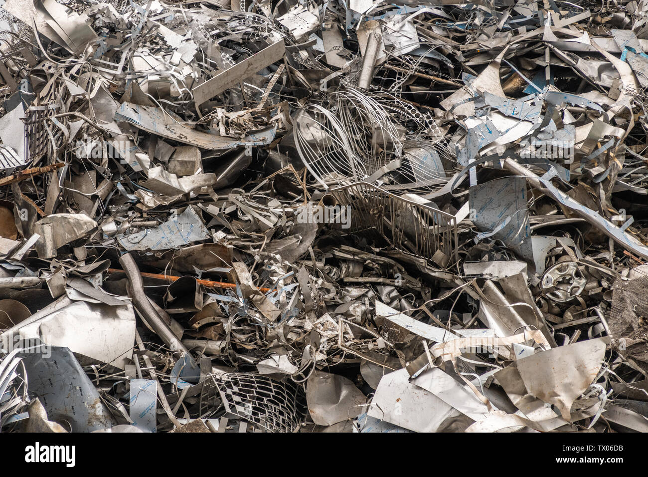 Mucchio di rottami di metallo a metallo impianto di riciclaggio Foto Stock