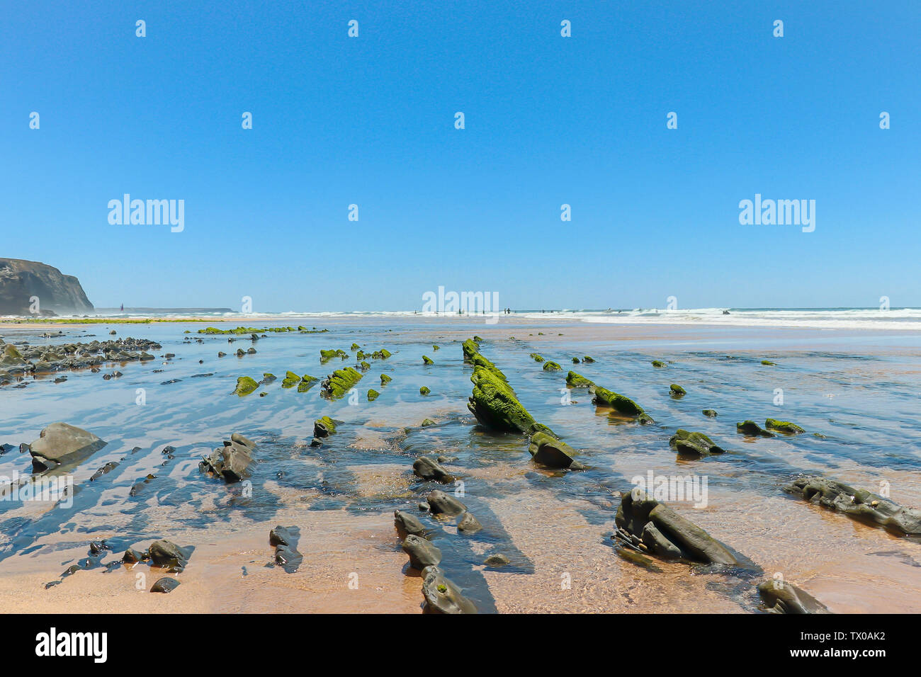Grazioso paesaggio con cielo blu e rocce, amaizing surf spot di spiaggia con sabbia bianca e acqua cristallina. Scenario inimmaginabile.Algarve Portogallo turismo Foto Stock
