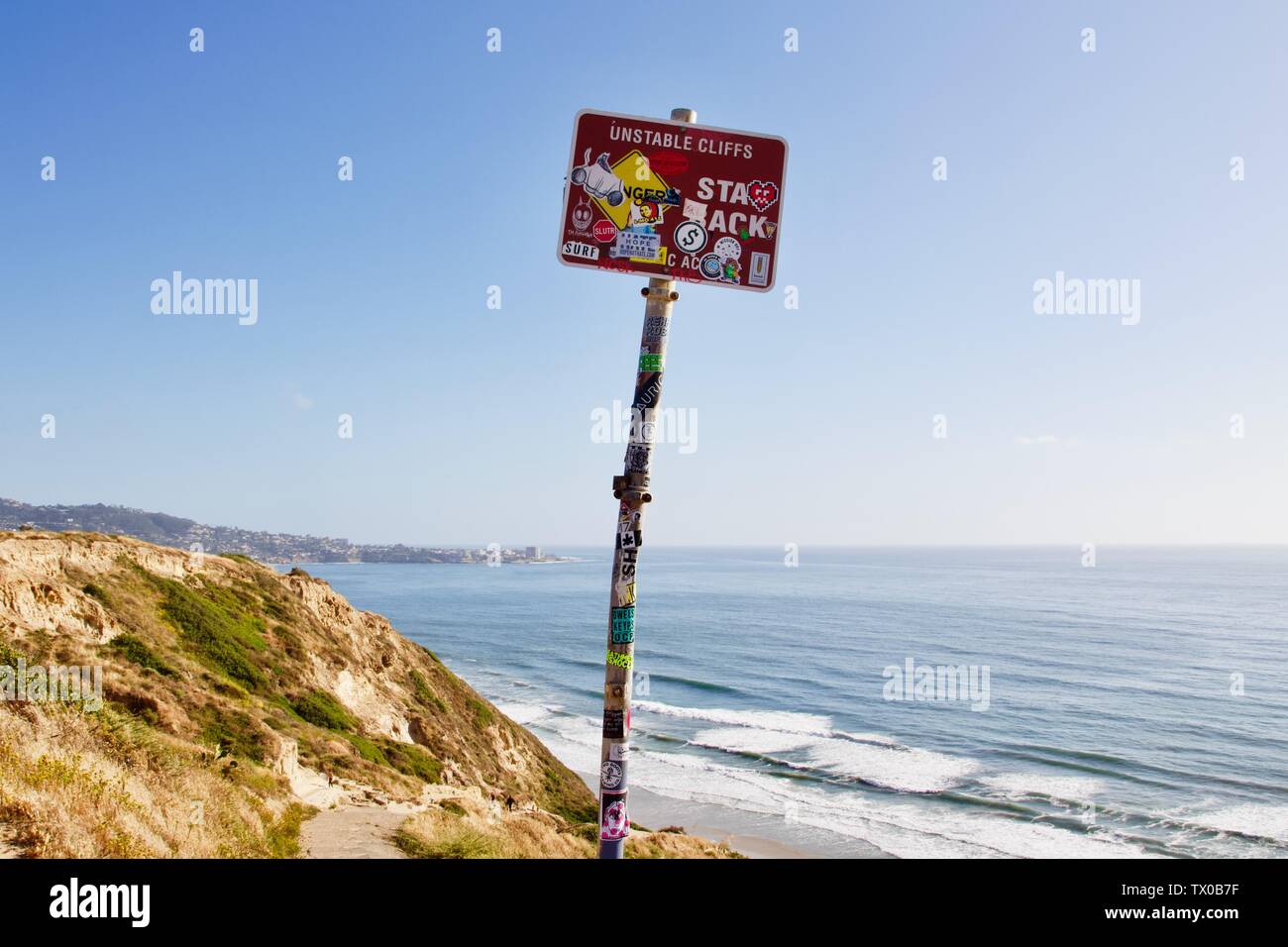 Scogliere instabile segno in Black beach lookout, parte di Torrey Pines a La Jolla, California Foto Stock