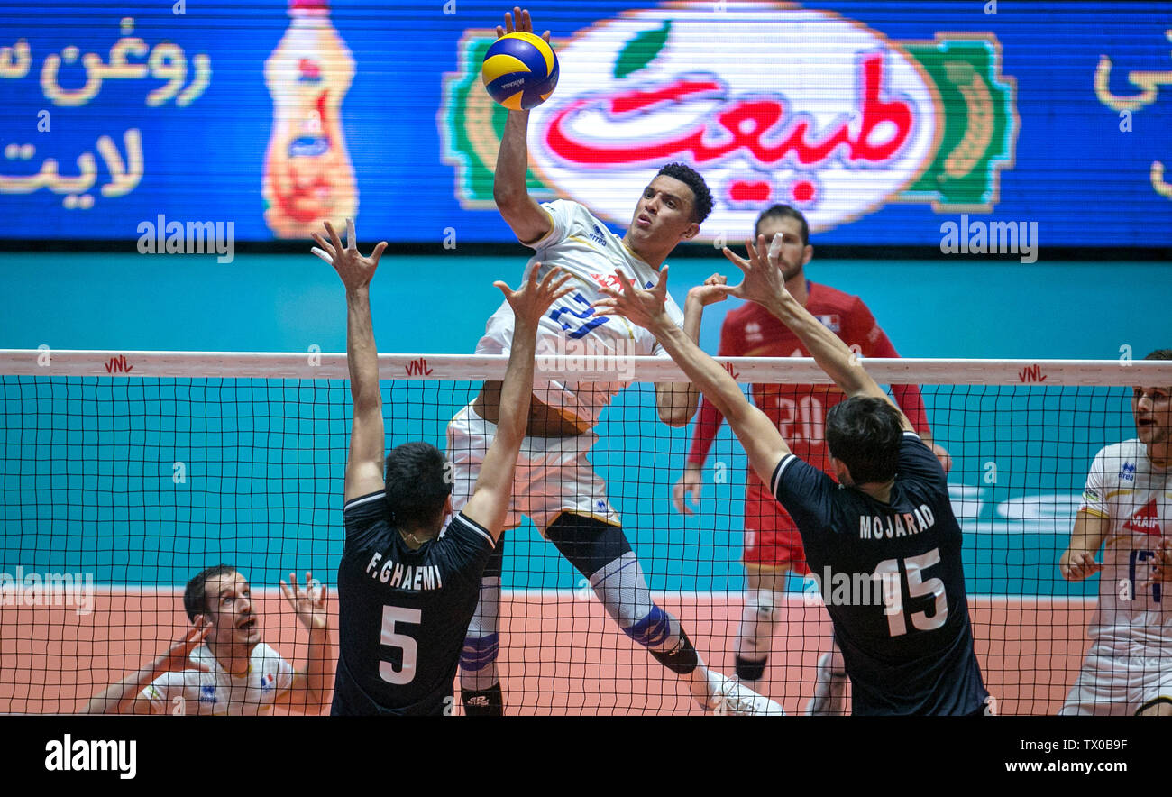 Ardabil, Iran. Il 23 giugno, 2019. Barthelemy Chinenyeze (top) dei picchi di Francia la sfera durante la FIVB Pallavolo unite League match tra Iran e Francia in Ardabil, Iran, 23 giugno 2019. La Francia ha vinto 3-0. Credito: Ahmad Halabisaz/Xinhua/Alamy Live News Foto Stock