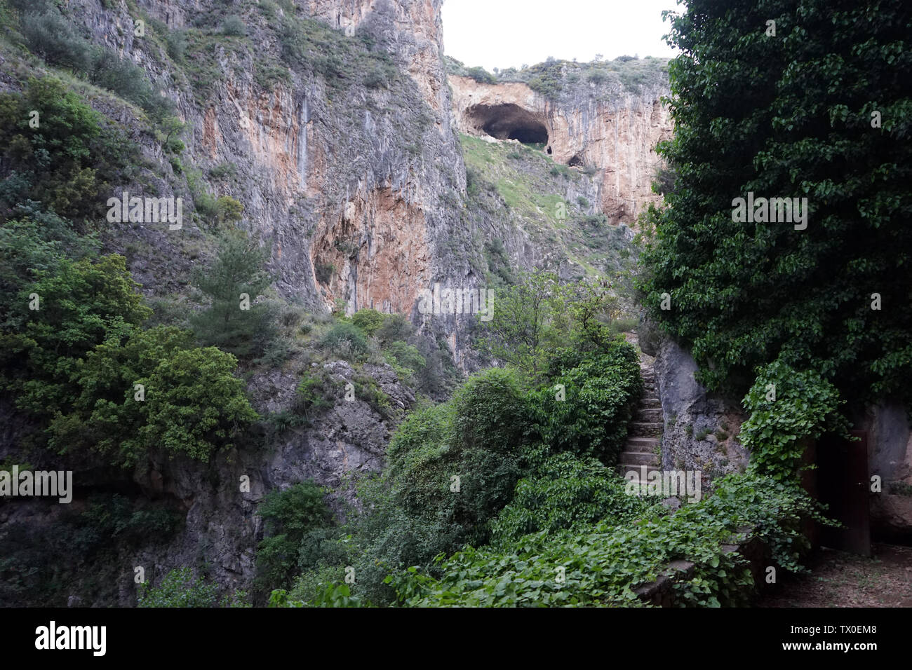 La grotta e foodsteps nella gola in Grecia Foto Stock