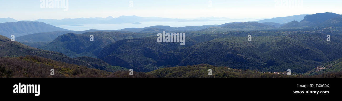Panorama di montagna e il mare in Grecia Foto Stock