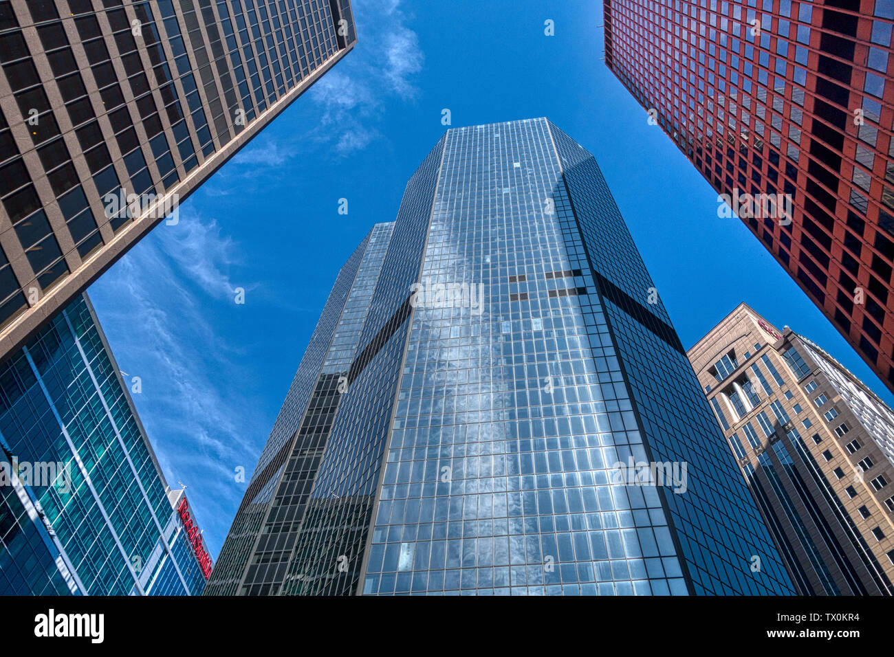 Elevato aumento edifici per uffici contro un cielo blu nel centro di Pittsburgh, Pennsylvania, STATI UNITI D'AMERICA Foto Stock