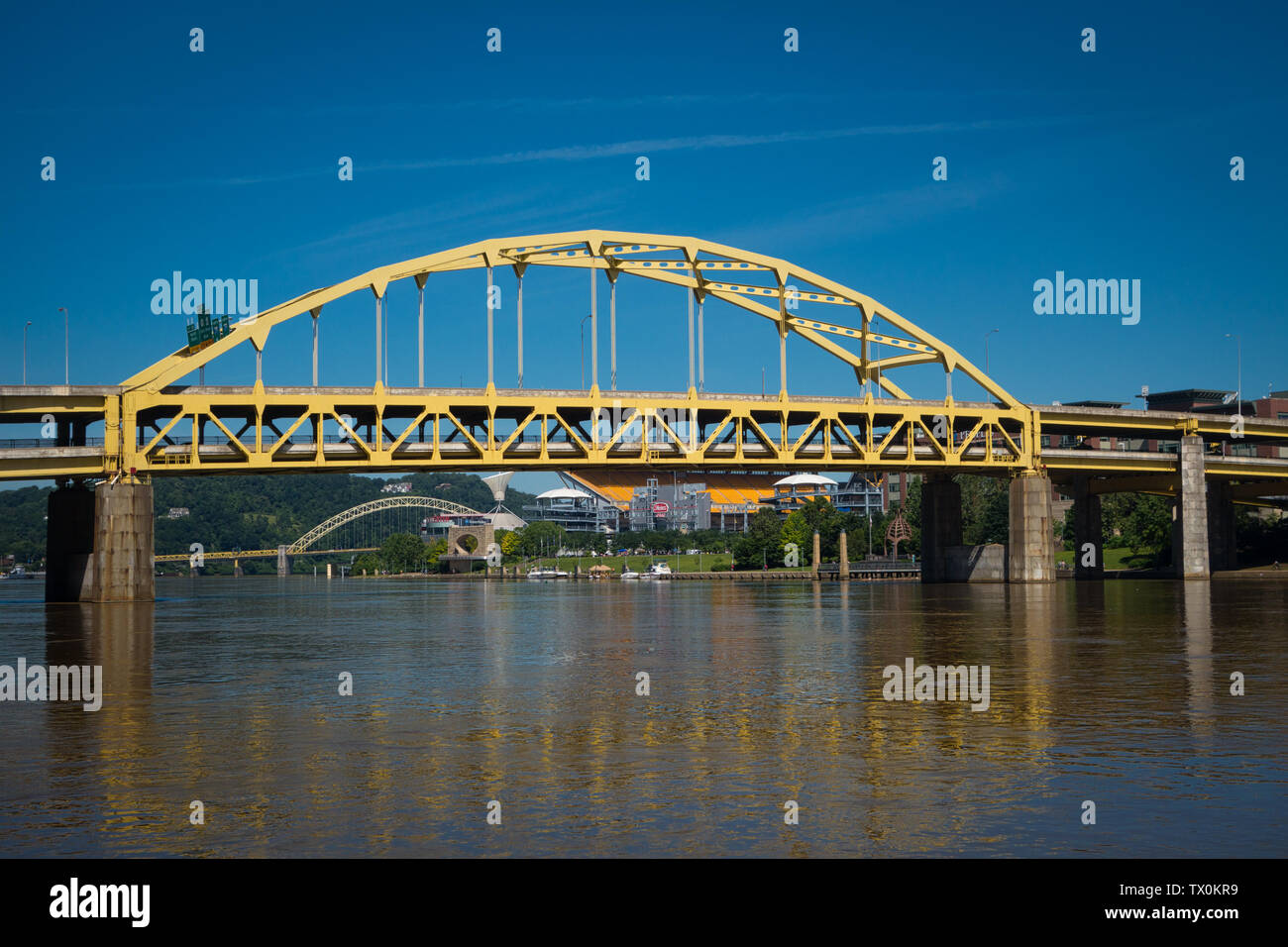 Il Fort Duquesne ponte che attraversa il fiume Allegheny e North Shore di Pittsburgh, in Pennsylvania. Foto Stock