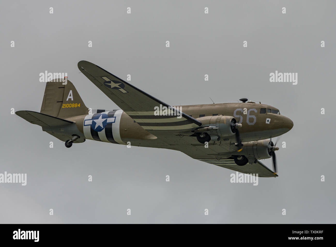 Un Douglas C-47 Skytrain WW2 trasporto aereo nel cielo sopra Dunsfold Aerodrome, UK per l'ultimo mai le ali e le ruote su airshow il 16 giugno 2019. Foto Stock