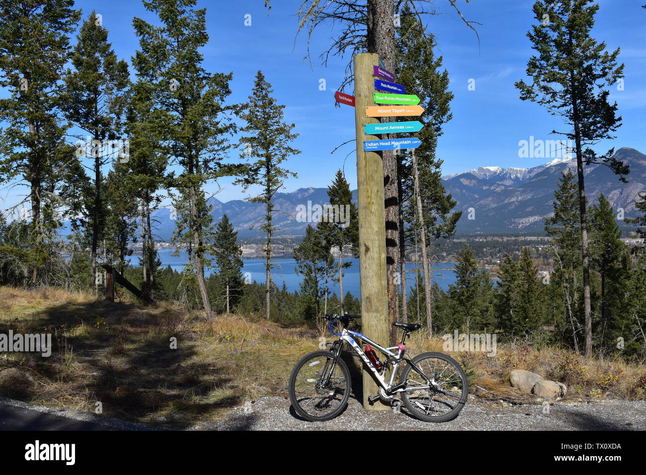 Lago e vista sulla montagna, con cartello indicante le montagne locali, dal Westside Legacy bike trail vicino Invermere, BC, Canada Foto Stock