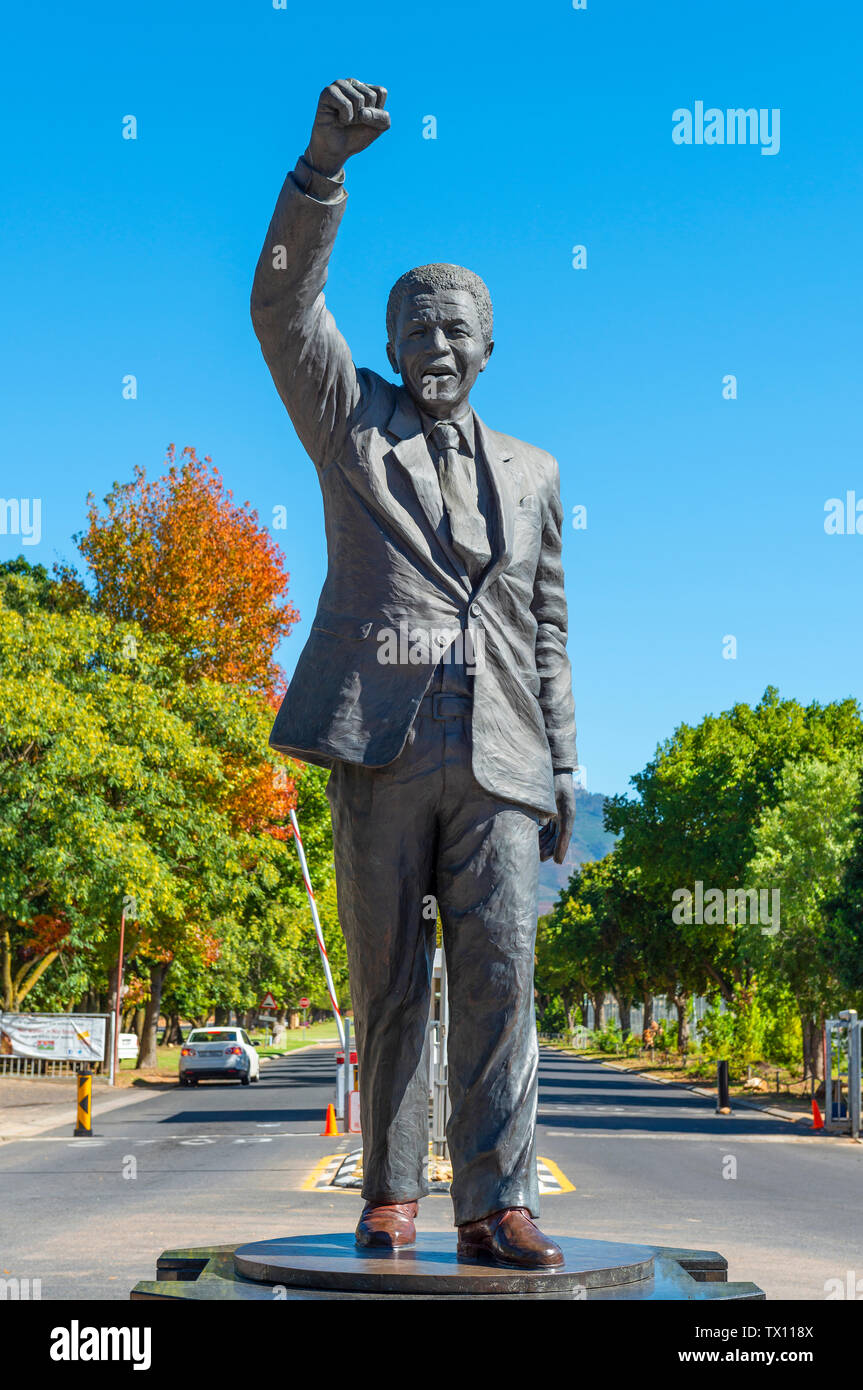 Nelson Mandela statua e pugno rialzato, Drakenstein Correctional Center, Paarl, Sud Africa. Foto Stock