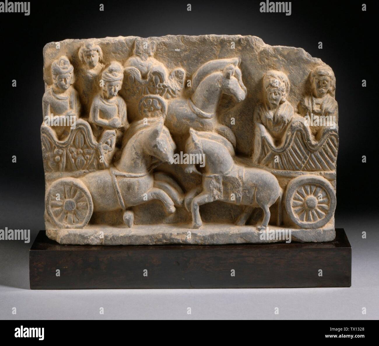 Scena del carro; Pakistan, regione di Gandhara, 3rd secolo Sculpture scista grigio 11 7/8 x 8 1/8 x 1 3/4 in. (30.16 x 20.63 x 4.45 cm) dono anonimo (M. Stargan 159.2) Arte del Sud e del Sud-Est Asiatico; 3rd secolo data QS:P571,+250-00-00T00:00:00Z/7; Foto Stock