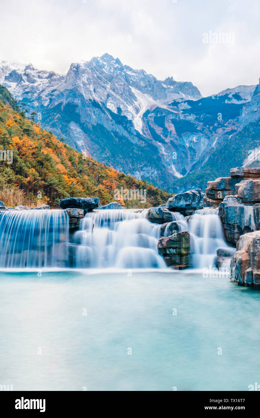 Paesaggio autunnale del Blue Moon Valley, Yulong neve montagna, Lijiang, Yunnan, Cina Foto Stock