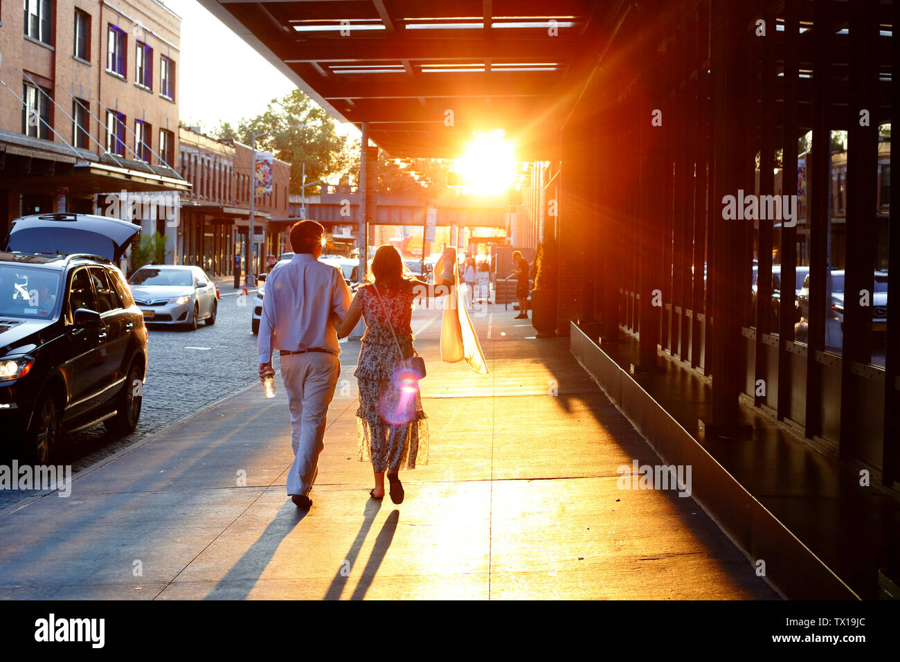 La gente che camminava nel Meatpacking District di Manhattan, New York, NY in un caldo pomeriggio estivo del solstizio d'estate (21 giugno 2019) Foto Stock