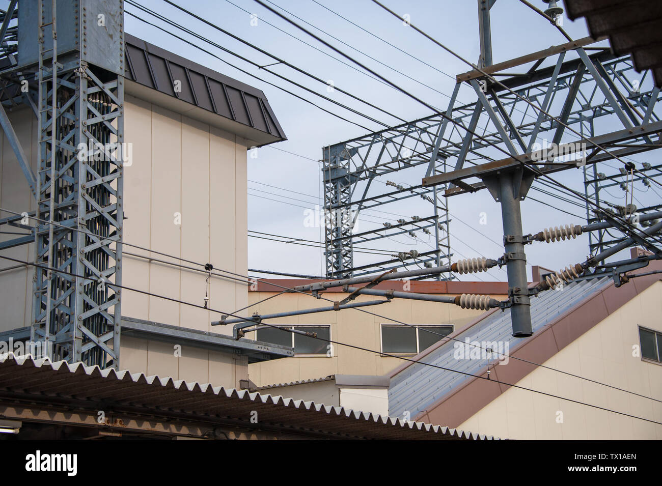 Vista da una stazione ferroviaria che mostra la piattaforma tettuccio di cavi elettrici di potenza Foto Stock