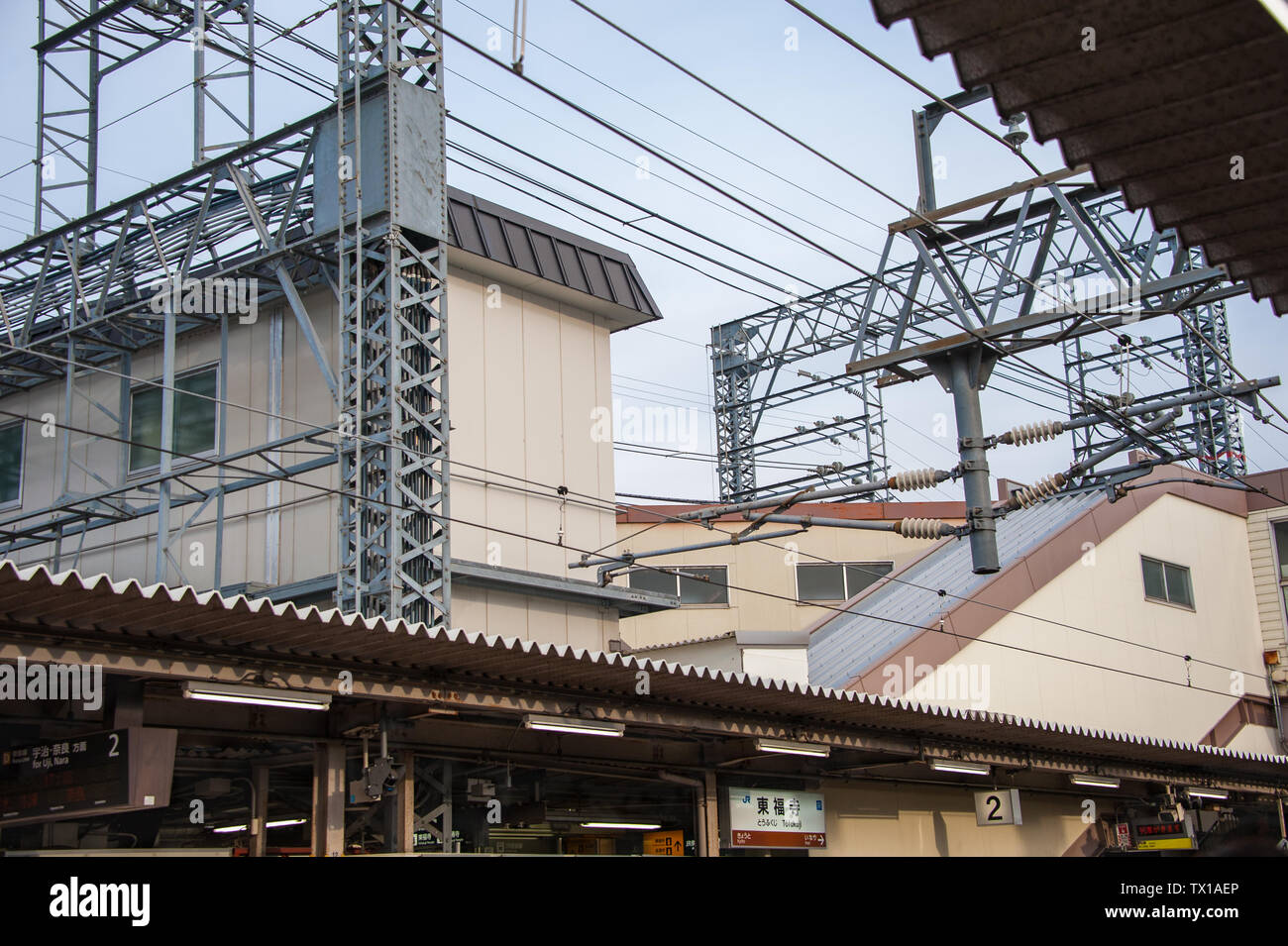 Vista da una stazione ferroviaria che mostra la piattaforma tettuccio di cavi elettrici di potenza Foto Stock