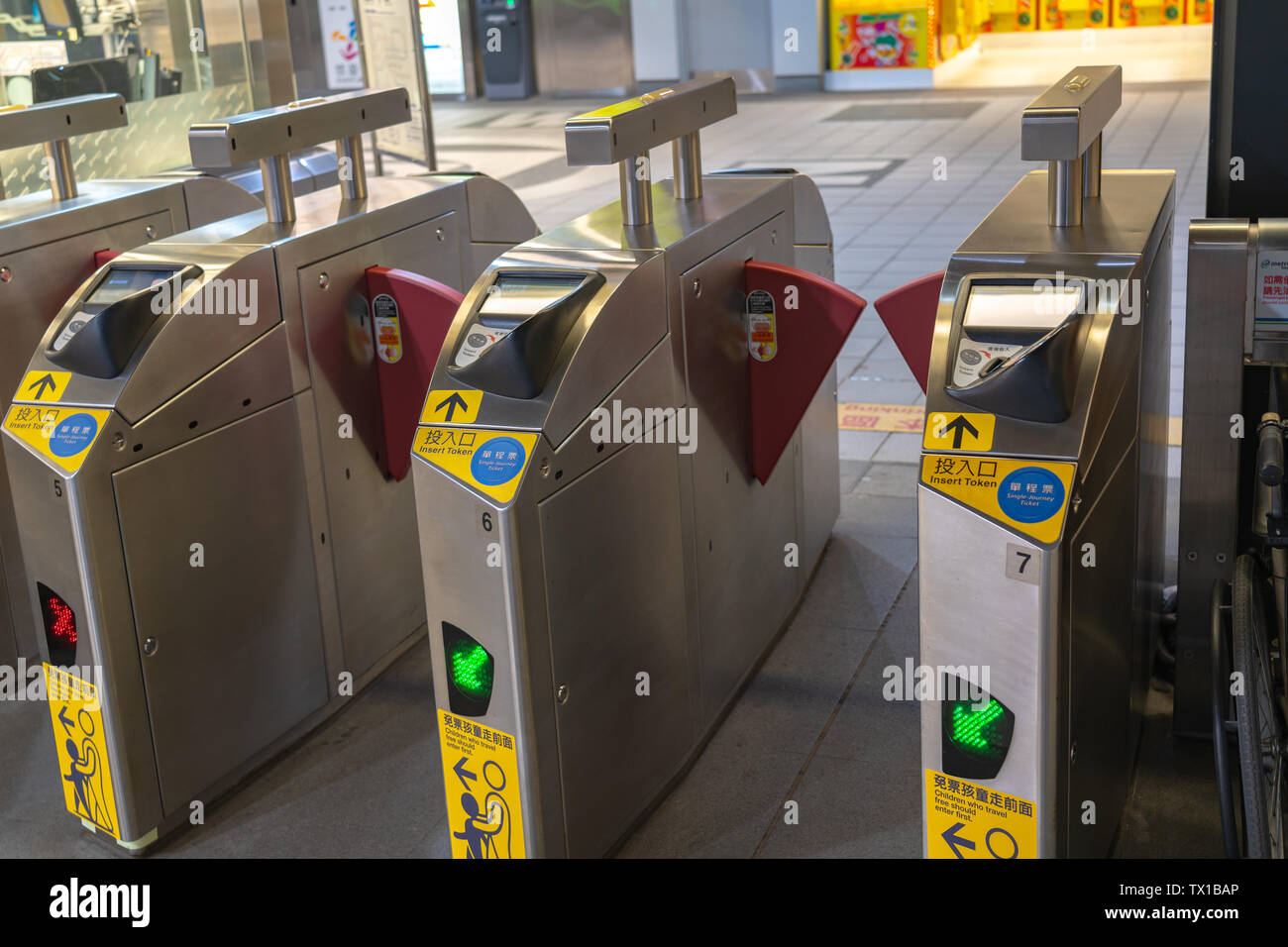 Il pagamento della tariffa della zona di porta di uscita di Taipei dalla stazione della metropolitana di Taipei, Taiwan Foto Stock