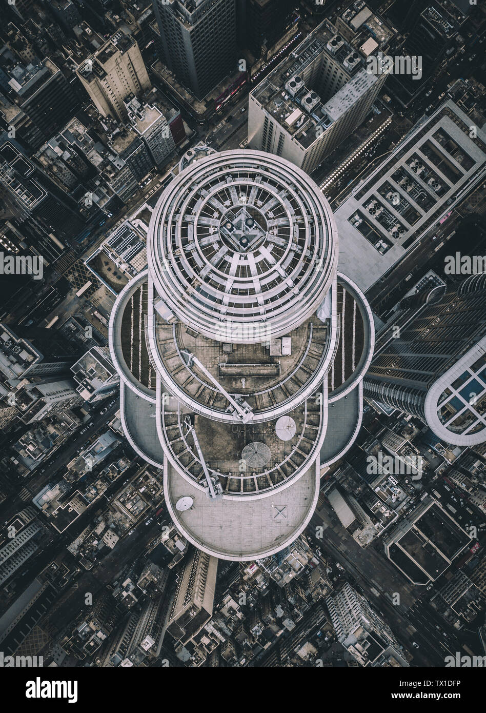 Dal punto di vista di Dio, Langham piazza di Mong Kok, Hong Kong, galleggia sopra la città come una navicella spaziale. Foto Stock