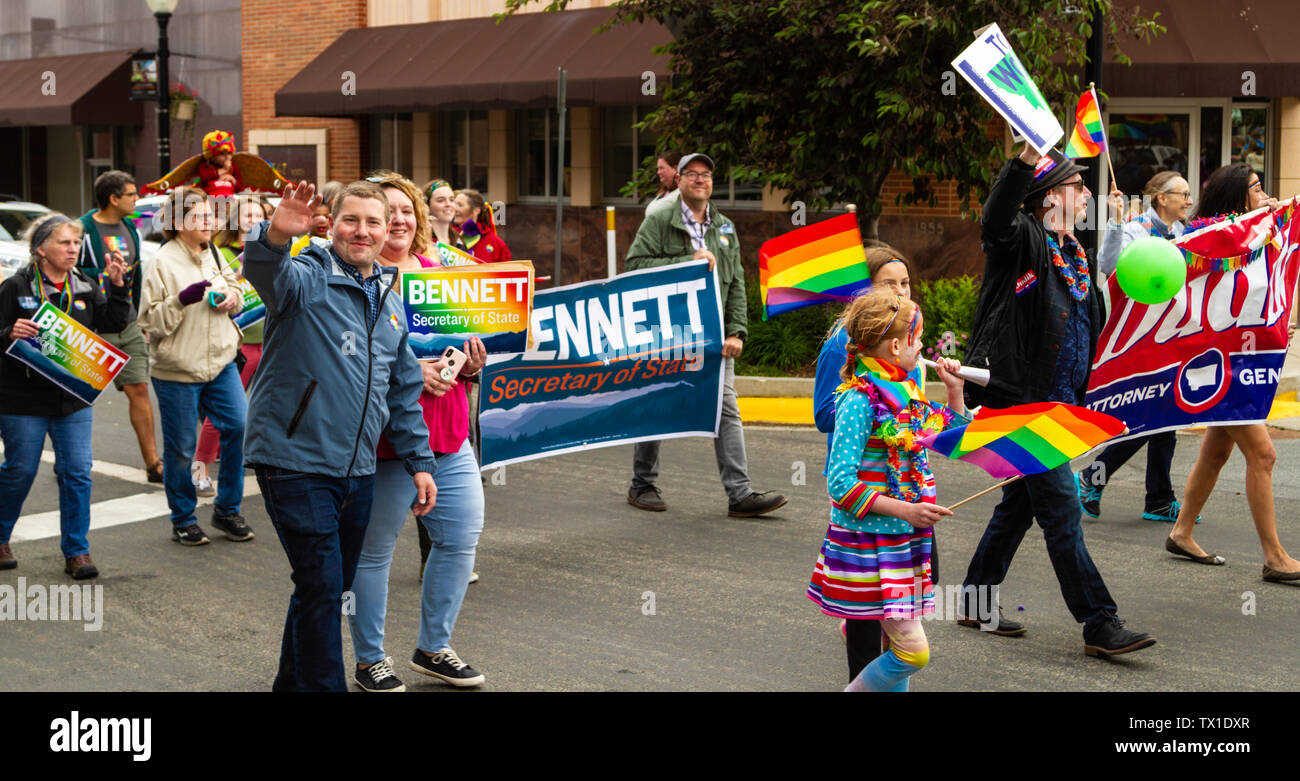 Montana di Stato Sen. Bryce Bennett marciando nel 2019 Big Sky Pride Parade. Egli è in esecuzione per il Segretario di Stato e sarà al ballottaggio in 2020. Foto Stock