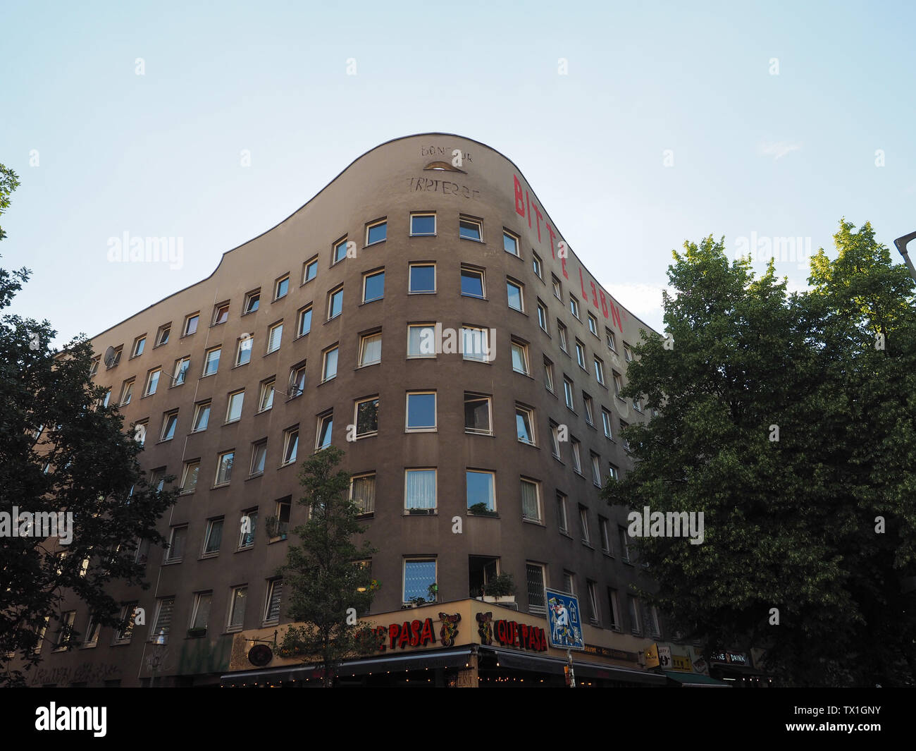 Berlino, Germania - circa giugno 2019: Bonjour Tristesse (significato Buongiorno Tristezza) casa da architetto Alvaro Siza. Bitte lebn significa si prega di vivere Foto Stock