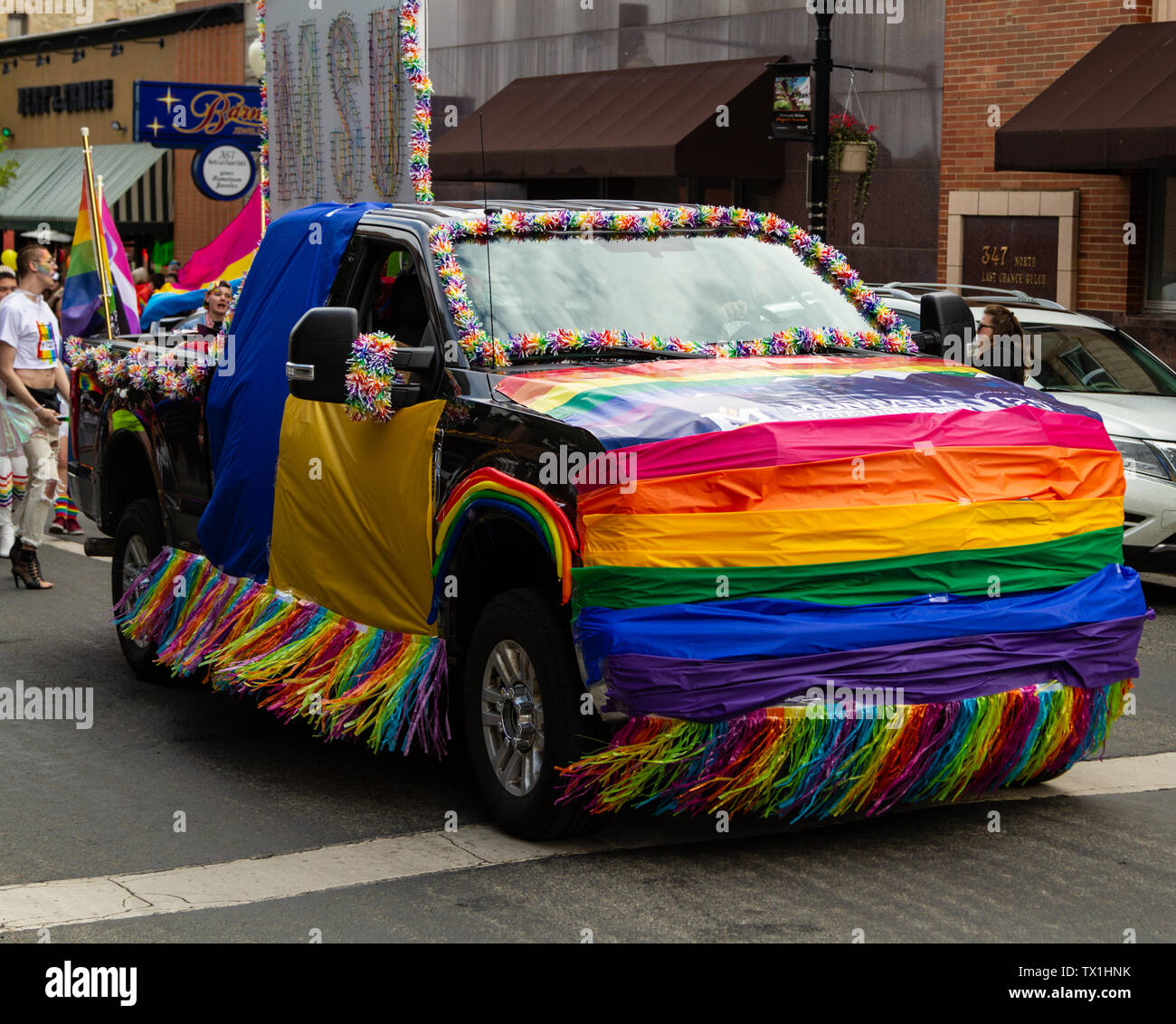 Un carrello che rappresentano la comunità LGBTQ del Montana State University - Bozeman mostra i colori dell'arcobaleno nel 2019 Big Sky Pride Parade, STATI UNITI D'AMERICA. Foto Stock