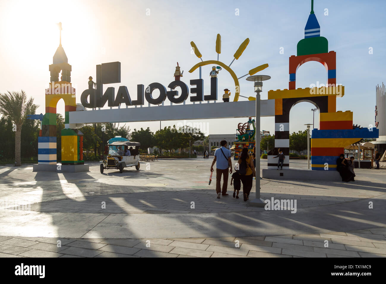 DUBAI, UAE, gennaio 09, 2019: entrata principale per il parco dei divertimenti di Legoland. Vista dal retro Foto Stock