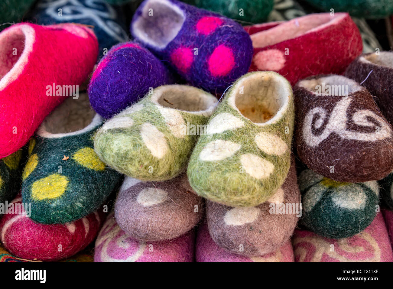 Fatte a mano oriental pantofole in feltro con un ornamento nazionale  closeup. Mercato. Il viaggio. Kirghizistan Foto stock - Alamy