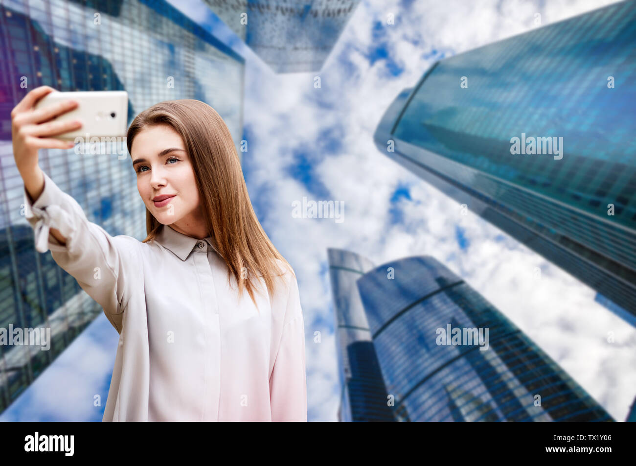Ragazza giovane rende selfie oltre il paesaggio sullo sfondo. Foto Stock