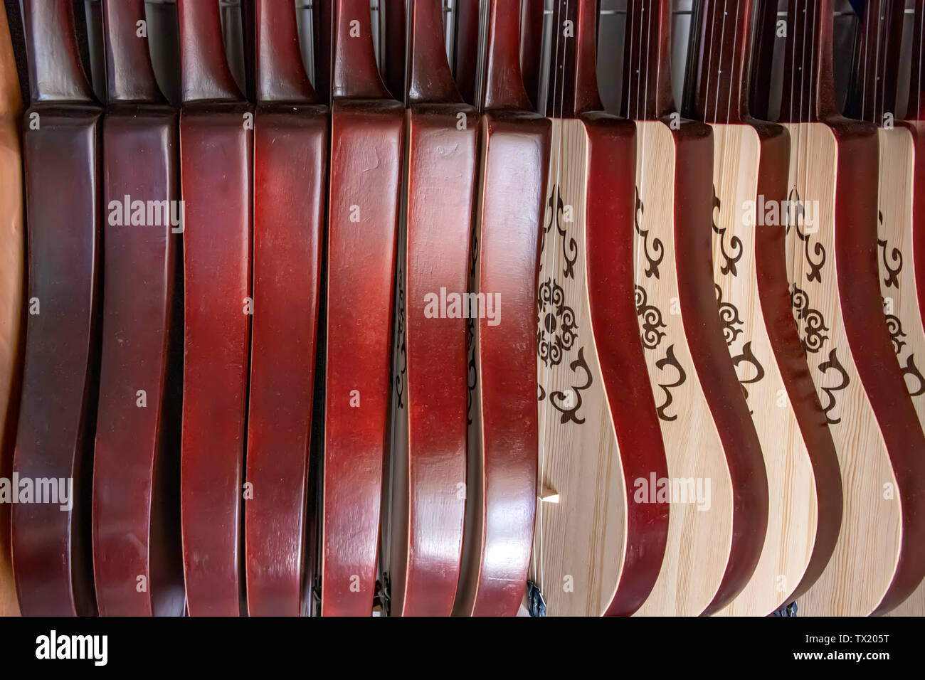 Un numero nazionale di strumento musicale komuz nel mercato orientale closeup. Il viaggio. Kirghizistan Foto Stock