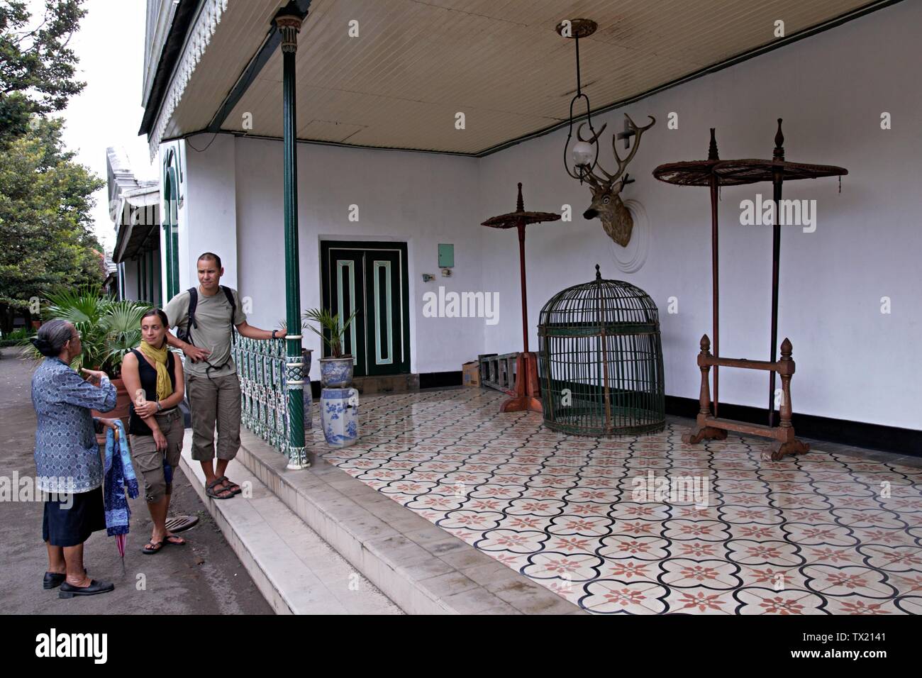 Una guida turistica spiega il dettaglio di Yogyakarta Palace per un paio di turista. Foto Stock